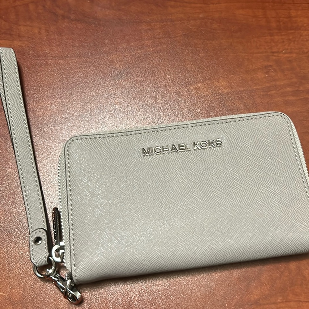 Michael kors silver wristlet wallet phone case